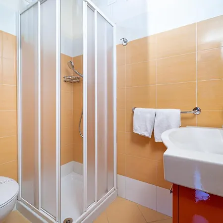 מלון דירות Garuti Village 3*