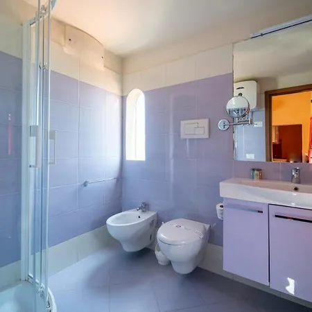 מלון דירות Garuti Village 3*