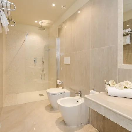 מלון דירות Garuti Village 3*