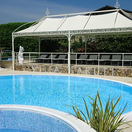 Garuti Village מלון דירות 3*