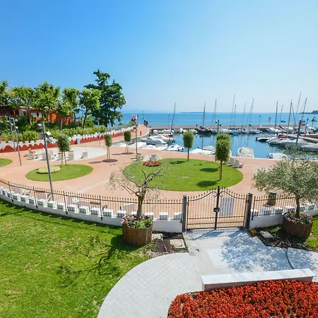 Garuti Village 3* פאדנג'ה סול גארדה
