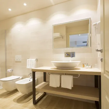 מלון דירות Garuti Village 3*