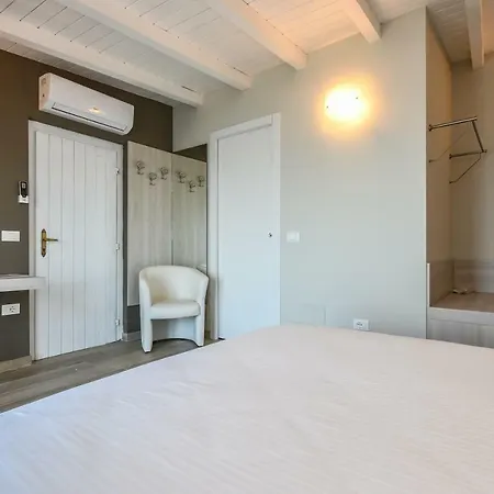 מלון דירות Garuti Village 3*